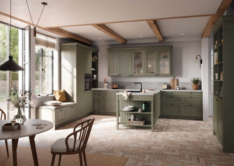 Offene modern eingerichtete Küche mit Kücheninsel im Landhausstil