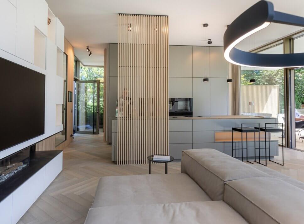 Offene modern eingerichtete Küche mit Kücheninsel