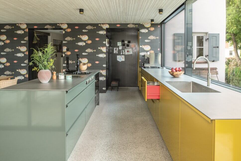 Offene modern eingerichtete Küche mit Kücheninsel aus Metall