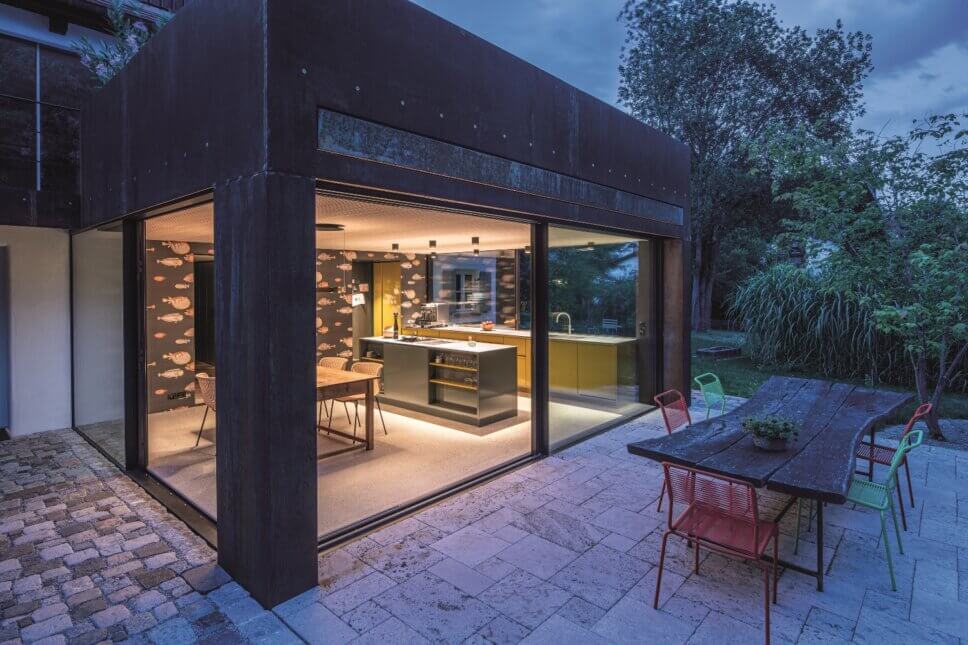 Offene modern eingerichtete Küche mit Kücheninsel aus Metall