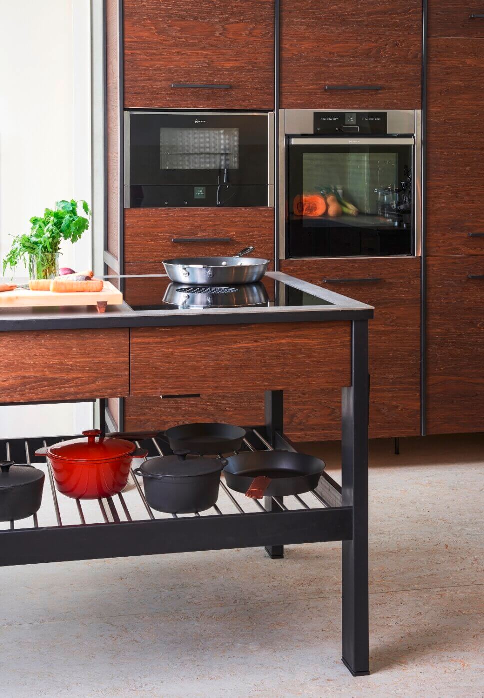 Offene modern eingerichtete Küche mt Kücheninsel aus Holz