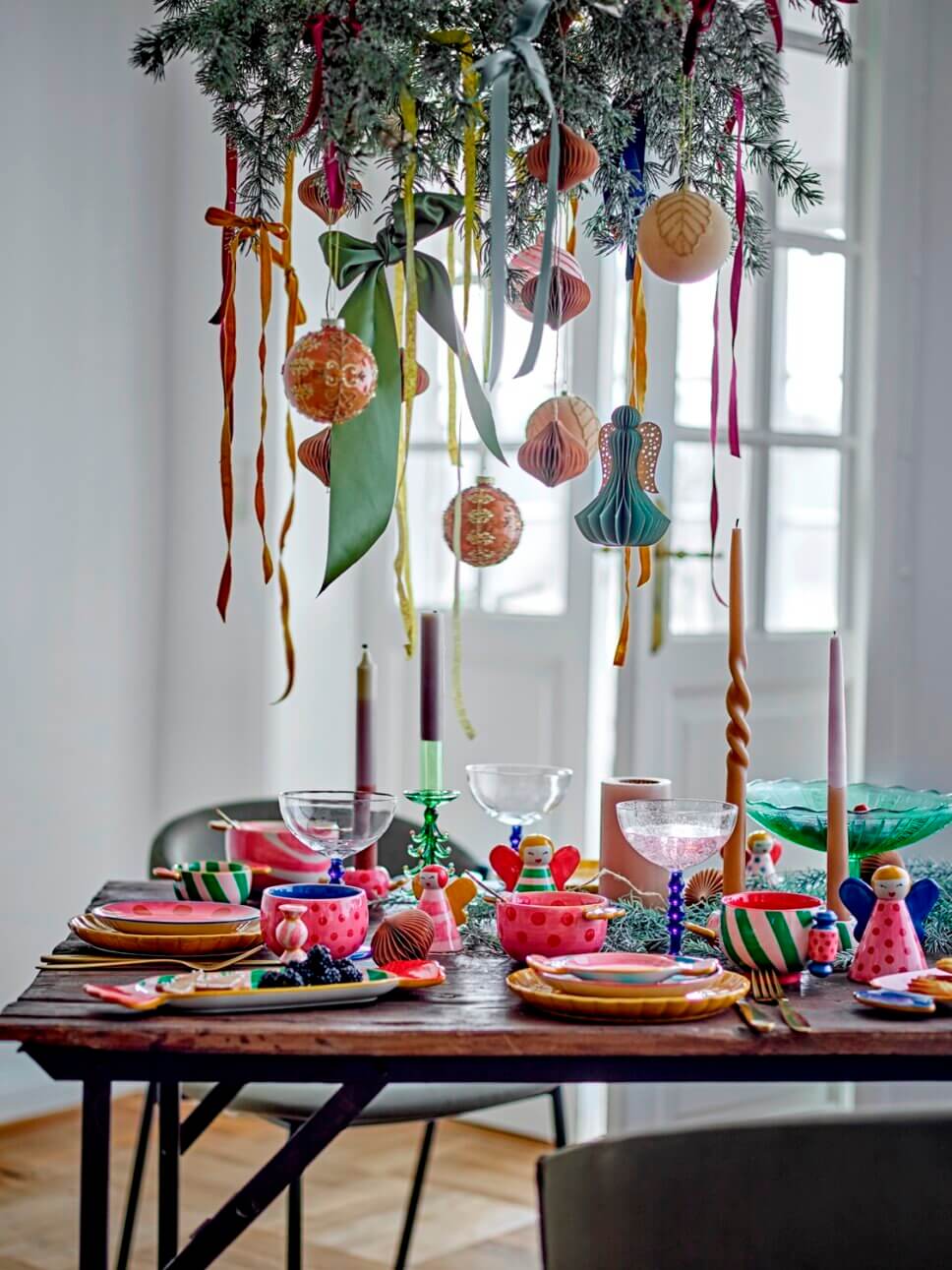 Festlich mit Weihnachtsdeko und feinem Geschirr gedeckter Tisch