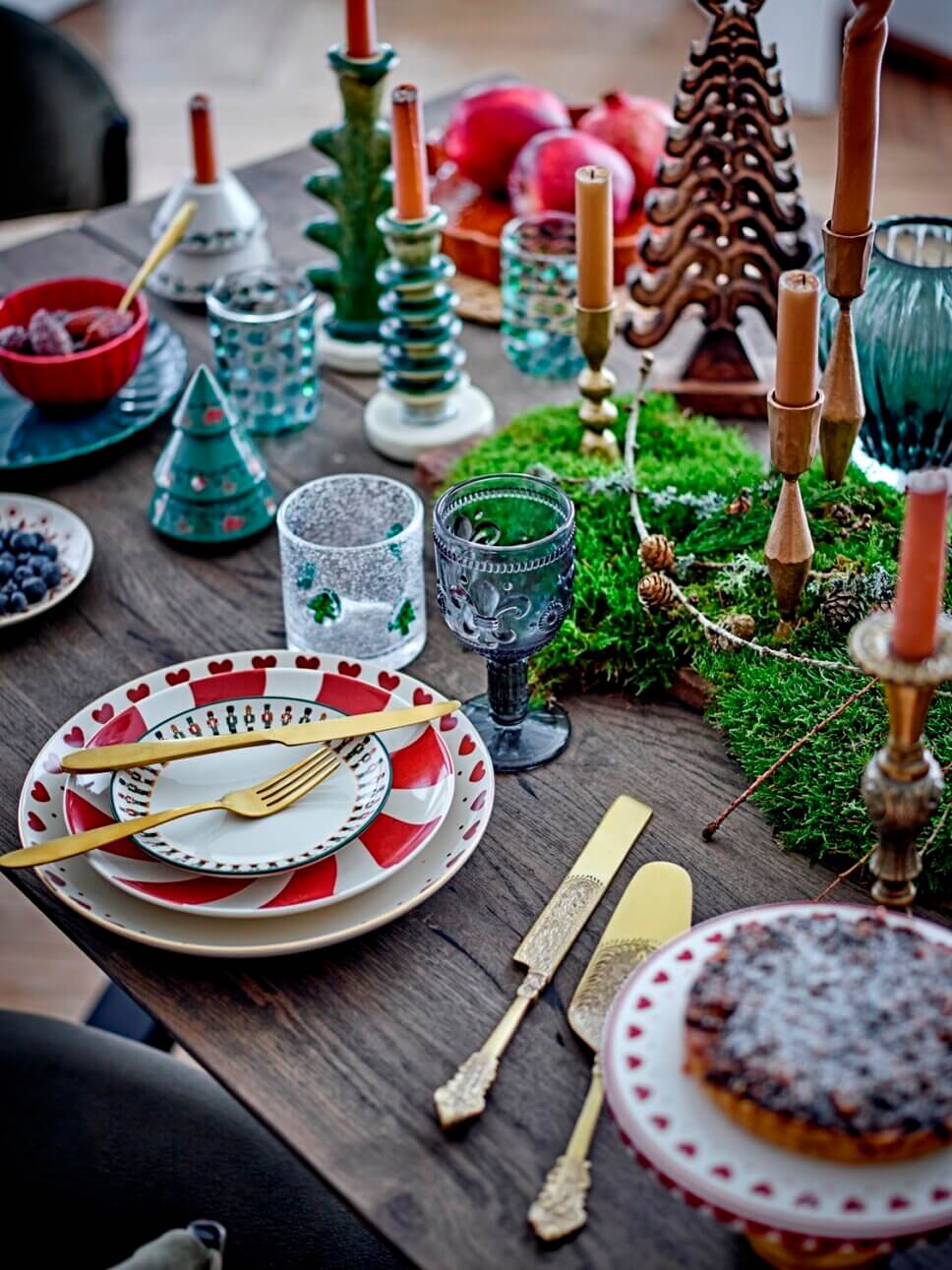 Festlich mit Weihnachtsdeko und feinem Geschirr gedeckter Tisch