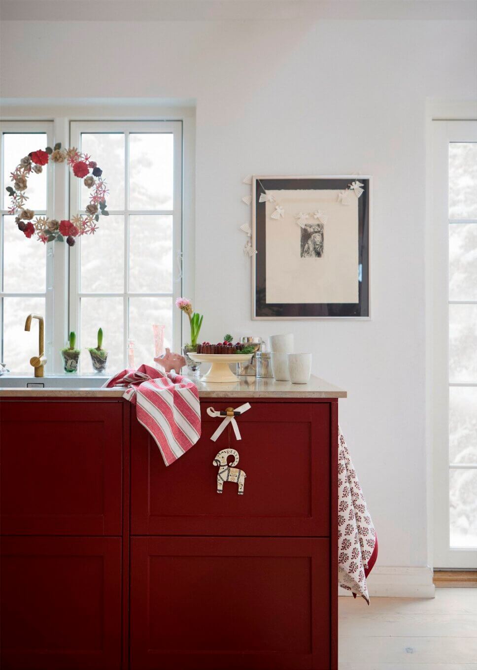 Festlich mit Weihnachtsdeko und feinem Geschirr dekorierte Küche