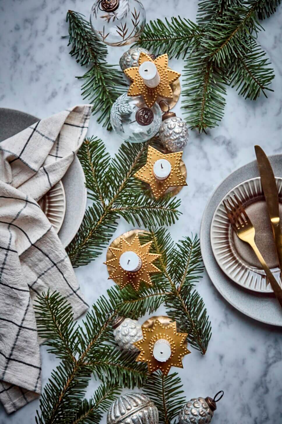 Festlich mit Weihnachtsdeko und feinem Geschirr gedeckter Tisch