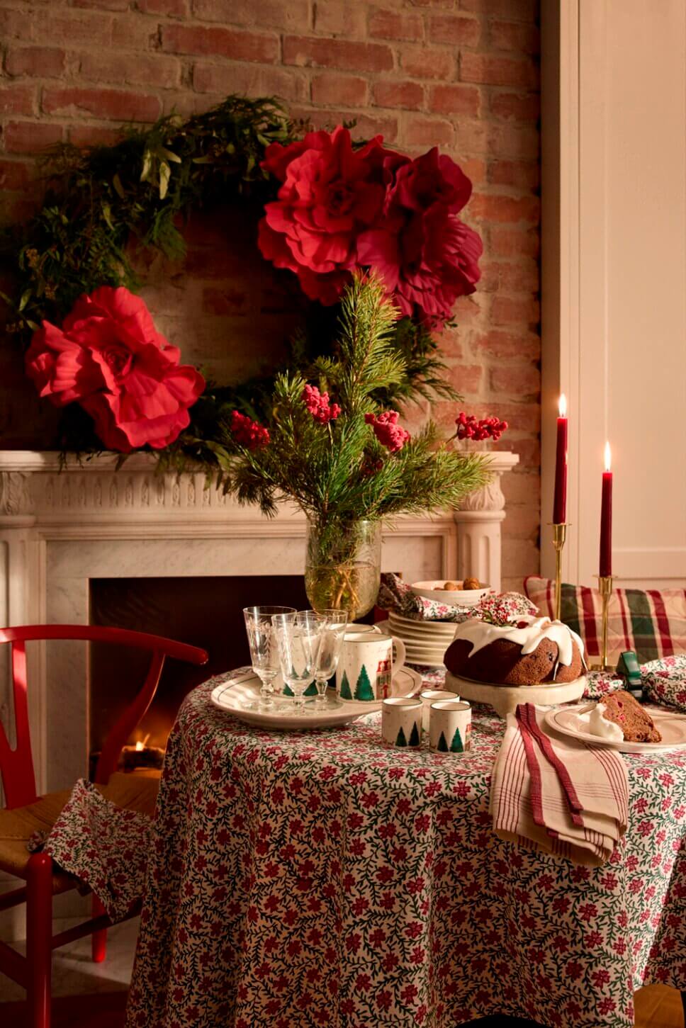 Festlich mit Weihnachtsdeko und feinem Geschirr gedeckter Tisch