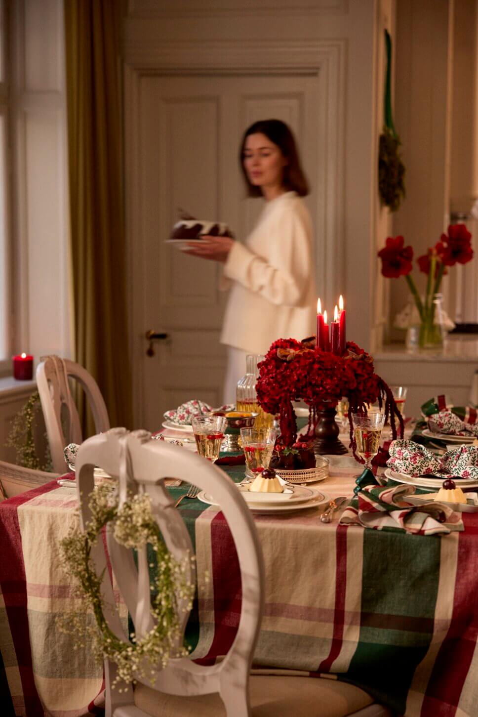 Festlich mit Weihnachtsdeko und feinem Geschirr gedeckter Tisch