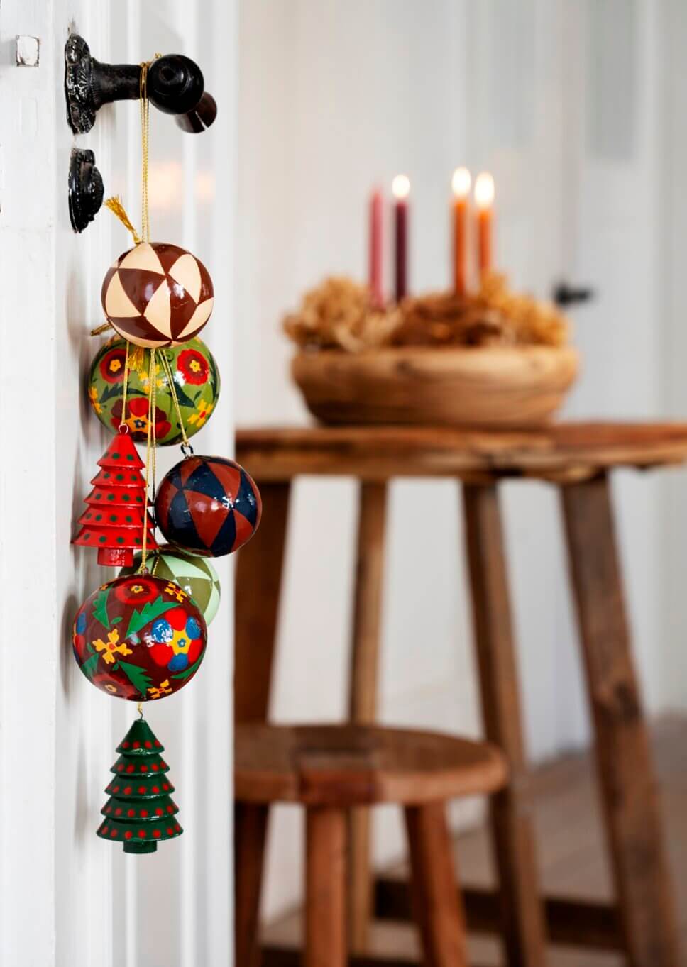 Festlich mit Weihnachtsdeko dekoriertes Wohnzimmer