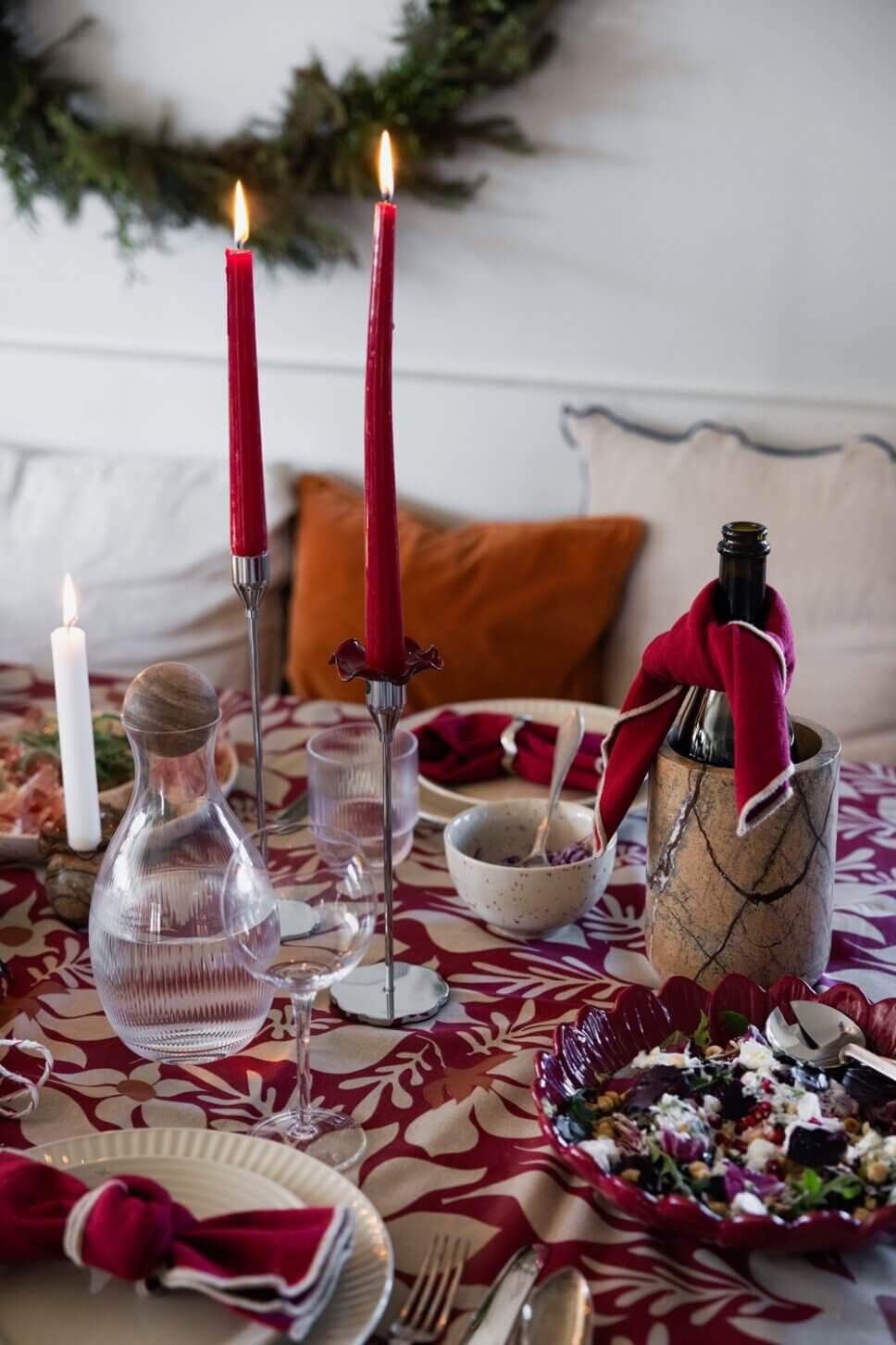 Festlich mit Weihnachtsdeko und feinem Geschirr gedeckter Tisch