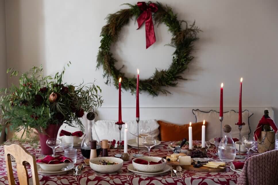 Festlich mit Weihnachtsdeko und feinem Geschirr gedeckter Tisch