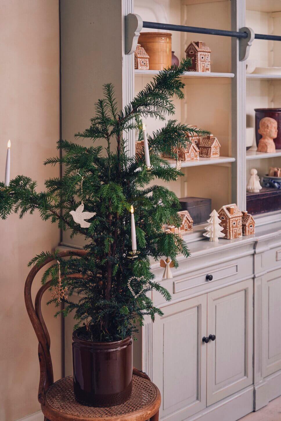 Festlich mit Weihnachtsdeko und feinem Geschirr dekorierte Küche