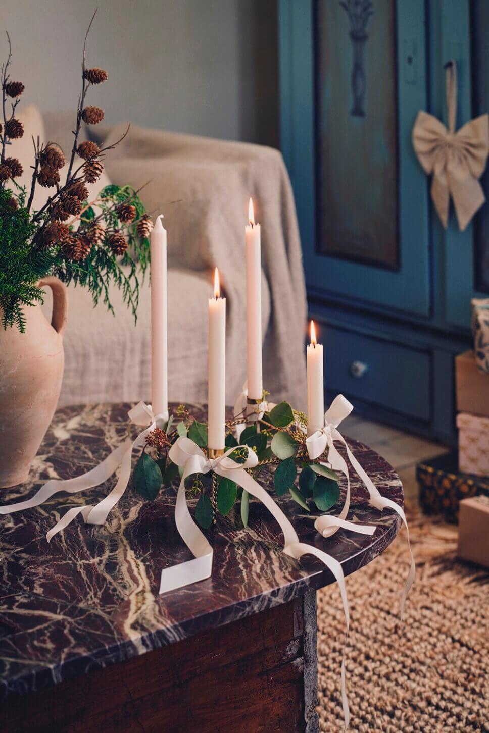 Festlich mit Weihnachtsdeko dekorierter Adventskranz