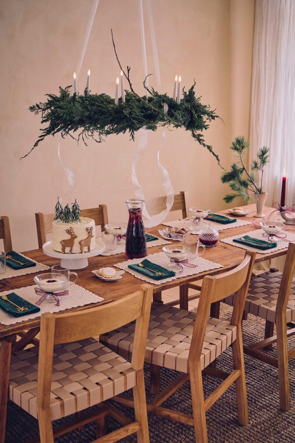 Festlich mit Weihnachtsdeko und feinem Geschirr gedeckter Tisch