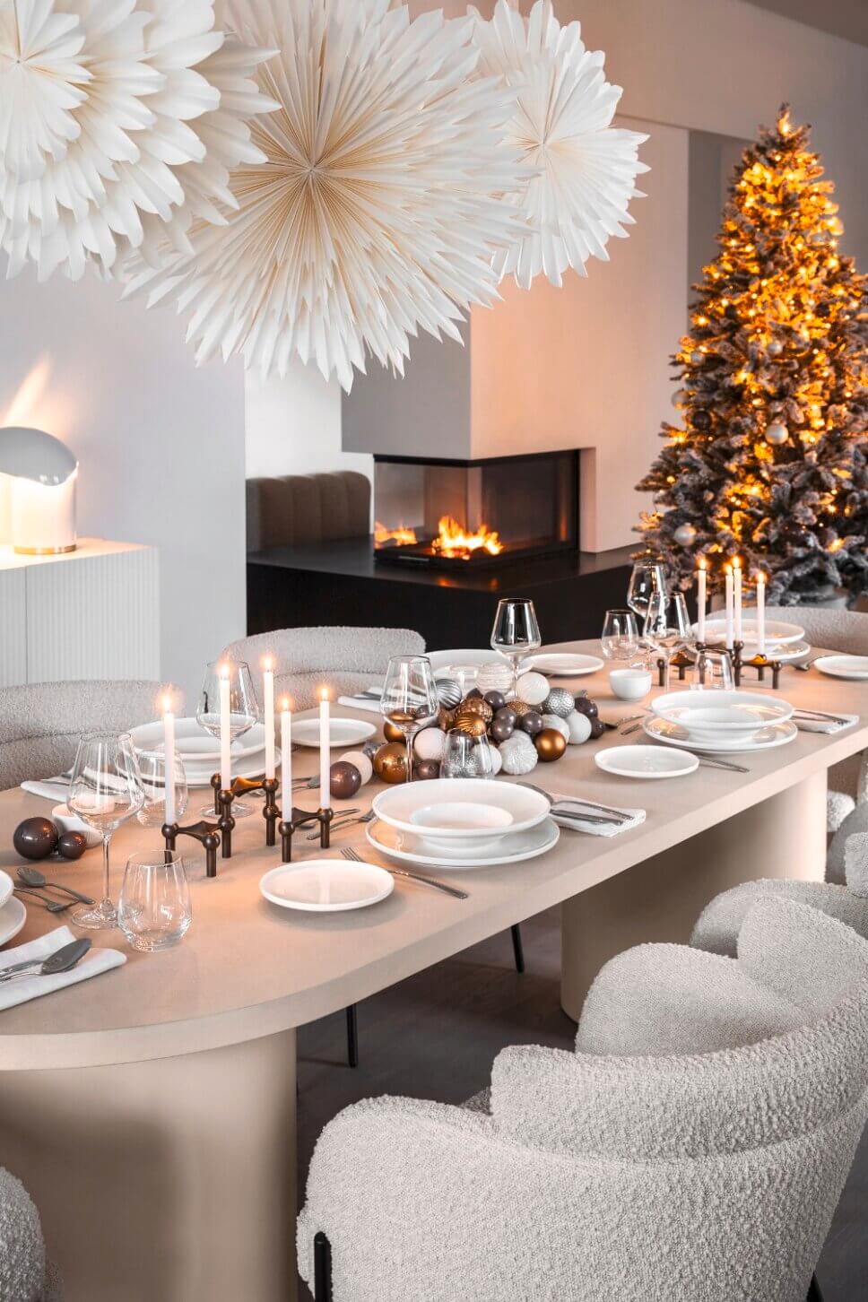 Festlich mit Weihnachtsdeko und feinem Geschirr gedeckter Tisch