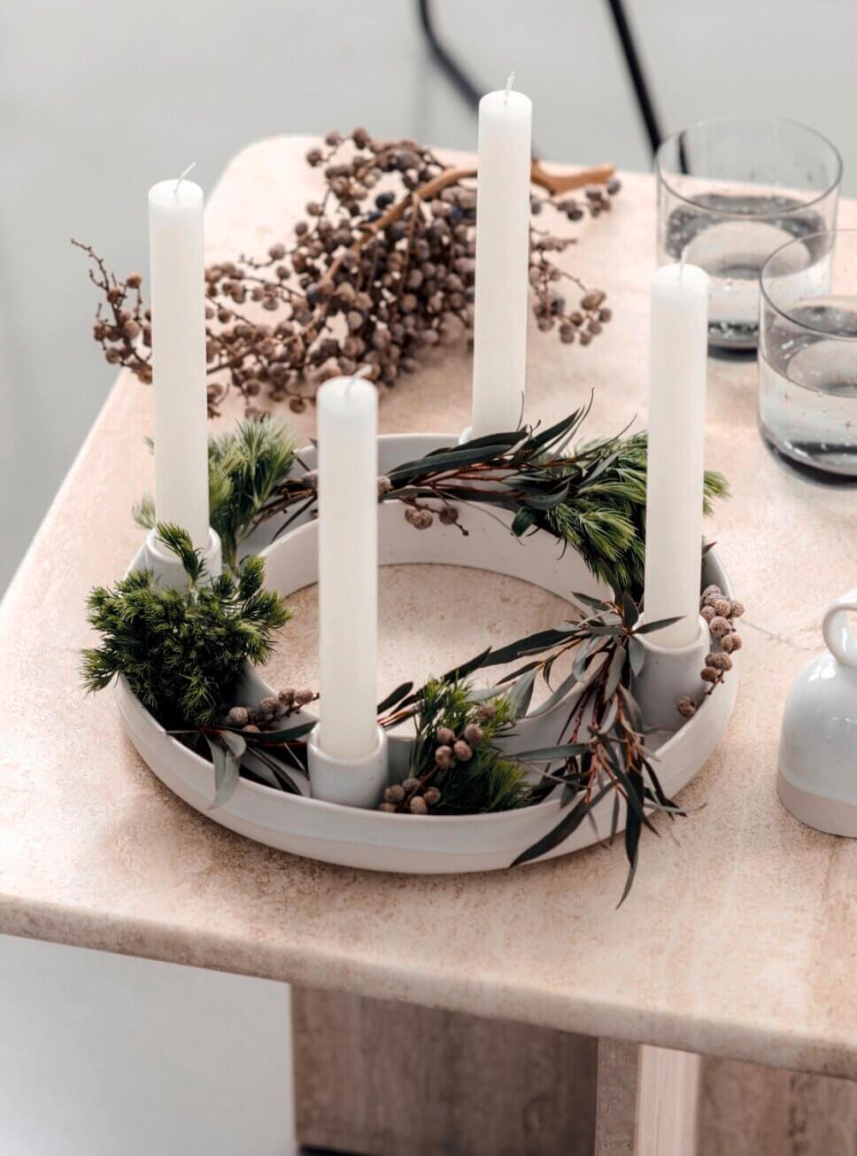 Festlich mit Weihnachtsdeko dekorierter Adventskranz