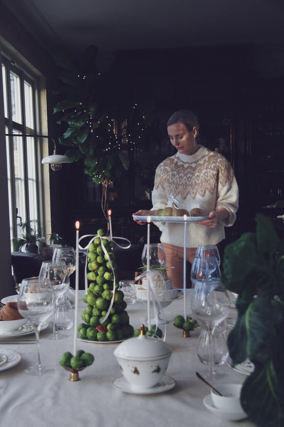 Festlich mit Weihnachtsdeko und feinem Geschirr gedeckter Tisch