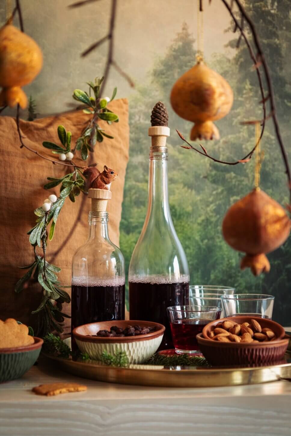 Festlich mit Weihnachtsdeko und feinem Geschirr gedeckter Tisch