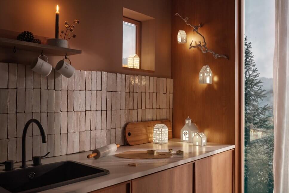 Festlich mit Weihnachtsdeko dekorierte Küche