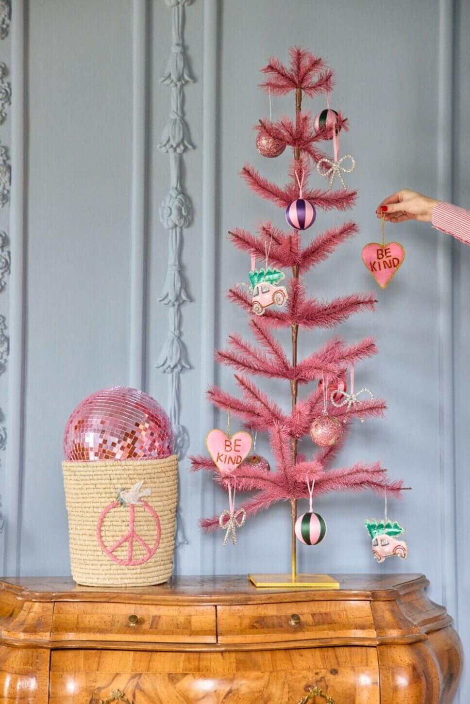 Festlich mit Weihnachtsdeko und rosa Weihnachtsbaum dekoriertes Wohnzimmer