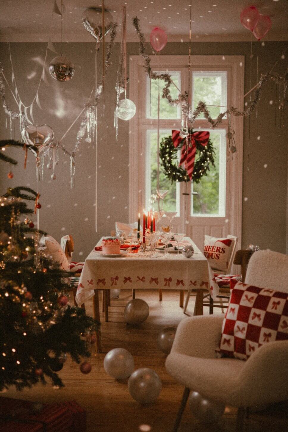 Festlich mit Weihnachtsdeko dekoriertes Wohnzimmer