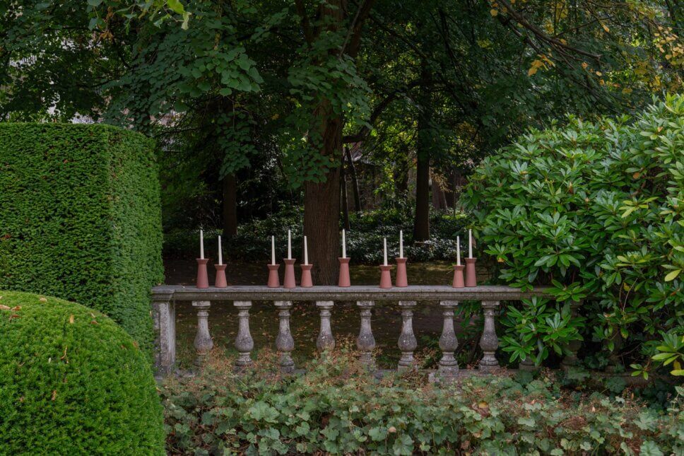 Kerzen auf Balustrade in Garten