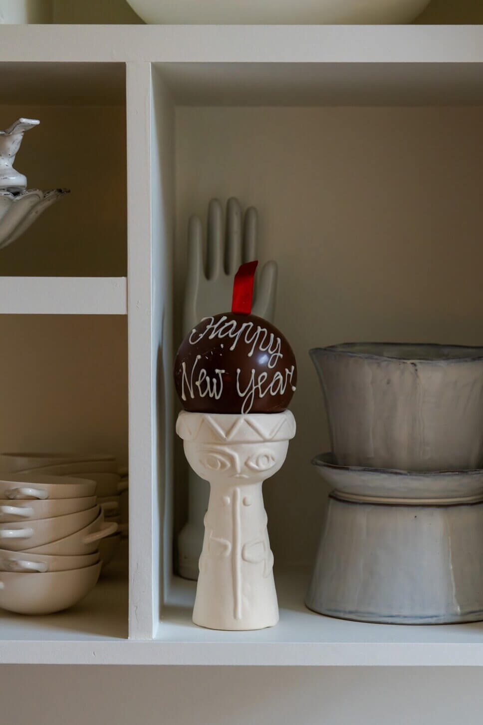 Blumenvase in Regal mit Schokoladenkugel gefüllt