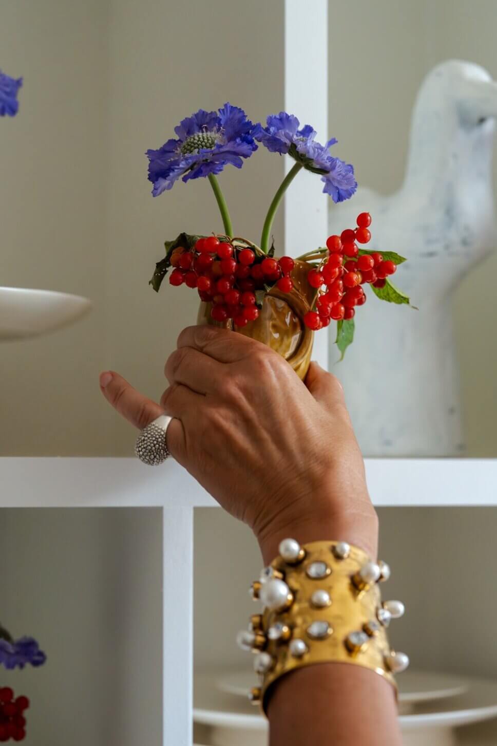 Blumenvase mit Beeren und Blüten