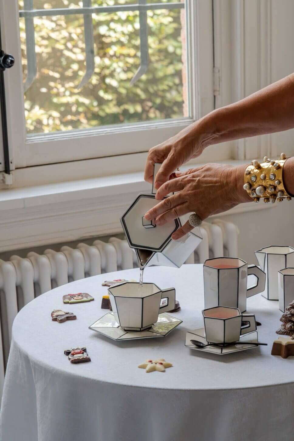 Festlich mit feinem Geschirr gedeckter Tisch