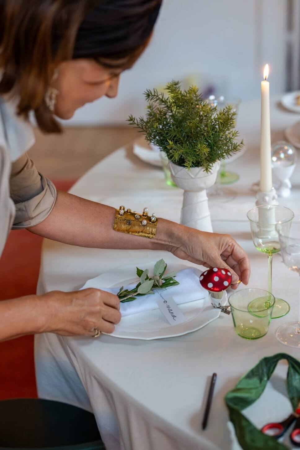 Festlich mit Weihnachtsdeko und feinem Geschirr gedeckter Tisch