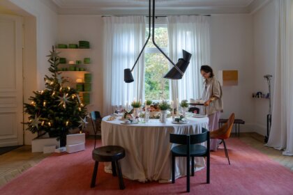 Festlich mit Weihnachtsdeko und feinem Geschirr gedeckter Tisch