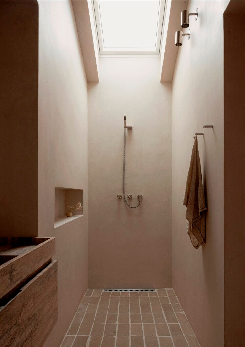 Minimalistisch eingerichtetes Badezimmer mit bodenebneer Dusche und Waschtisch aus Travertin in Architektenhaus