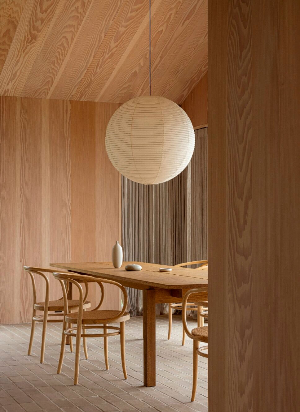 Minimalistisch eingerichtete, mit Holz vertäfeltes Esszimer in Architektenhaus