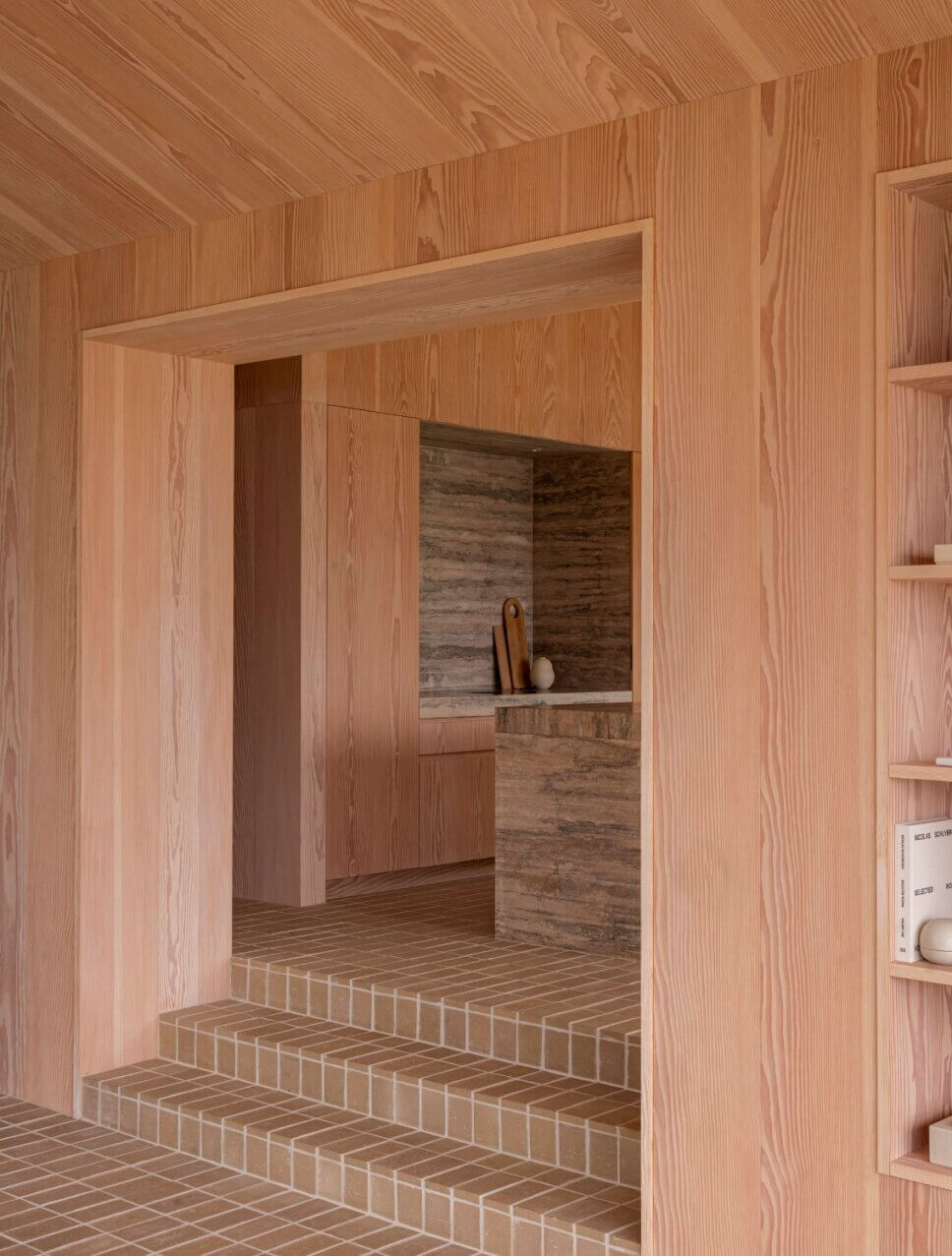 Minimalistisch eingerichtete, mit Holz vertäfelte Küche in Architektenhaus