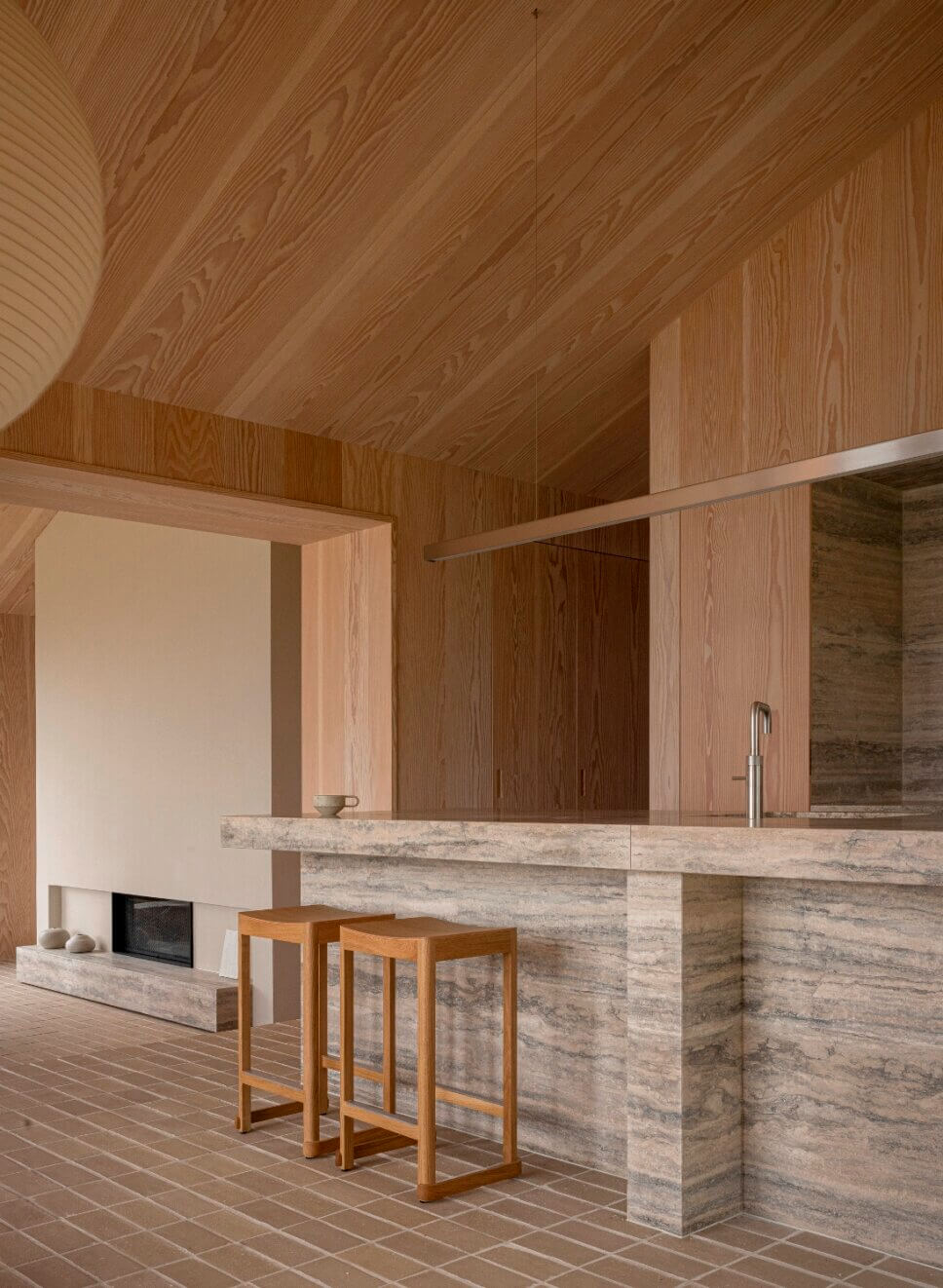Minimalistisch eingerichtete, mit Holz vertäfelte Küche in Architektenhaus