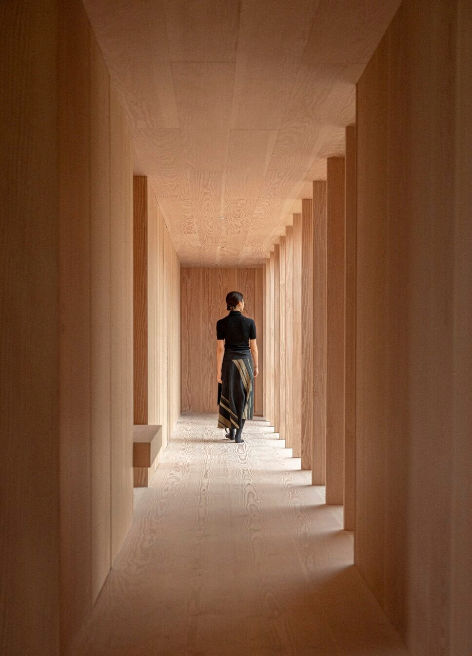 Blickachse im Flur in einem minimalistisch eingerichteten, mit Holz vertäfelten Architektenhaus