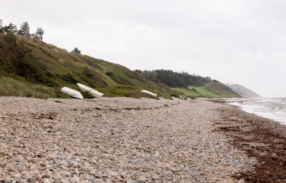 Strand in Dänemark mit begrüntem Hang