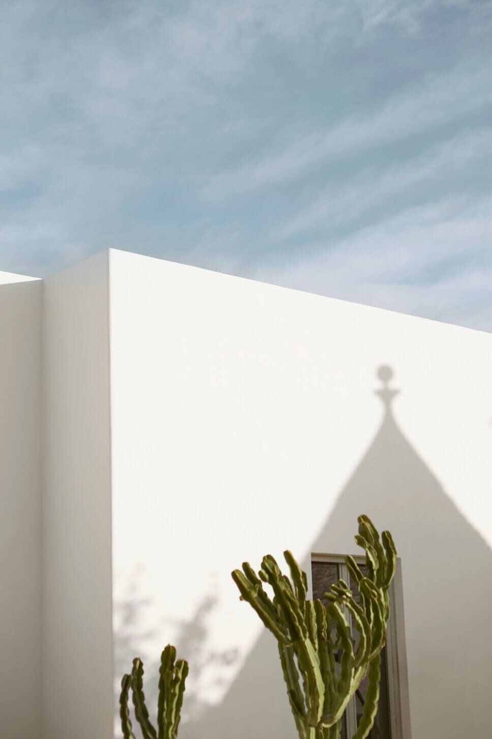 Schatten eines Trullos auf mediterranem weißen Haus