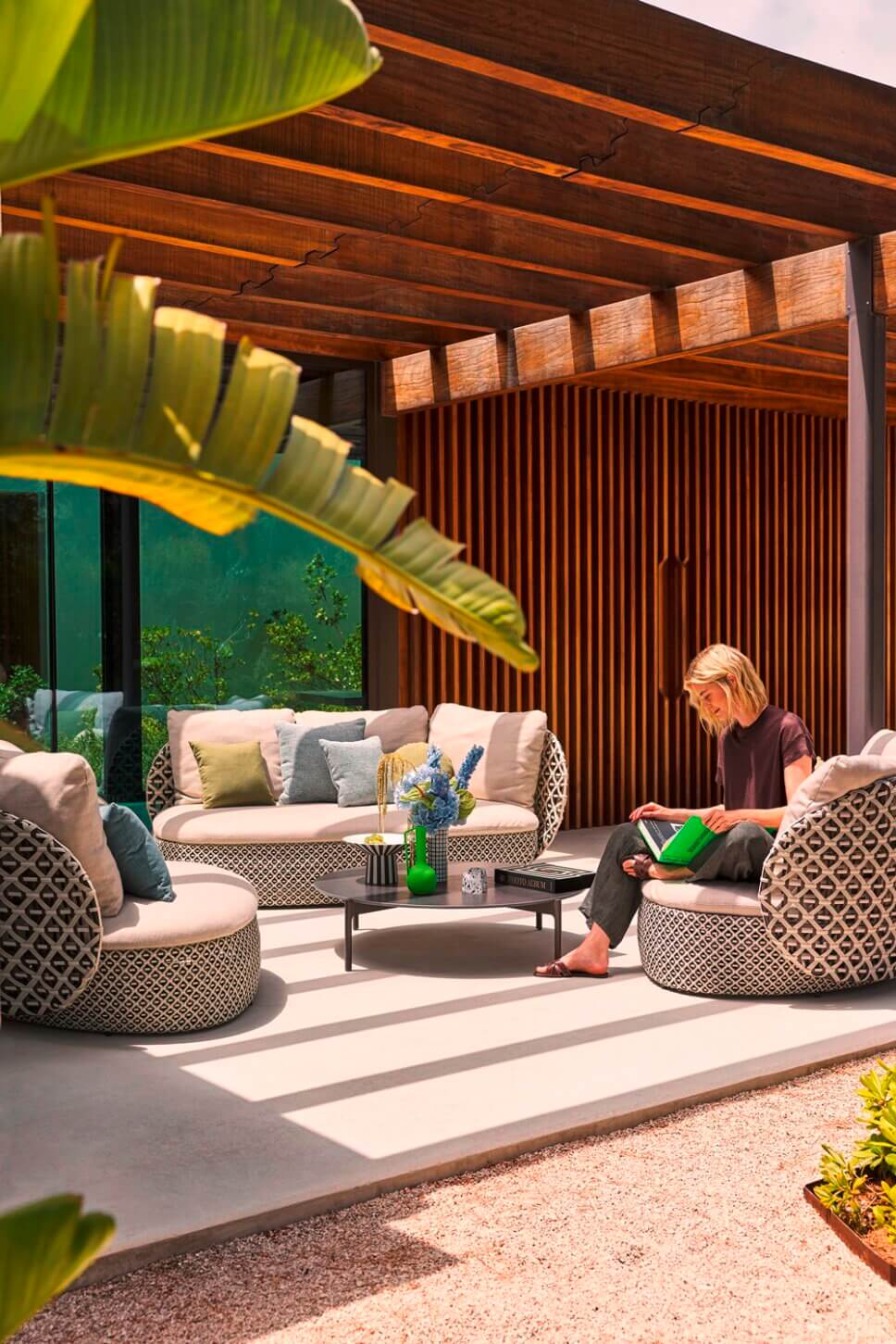Gartenmöbel aus Geflecht auf Veranda