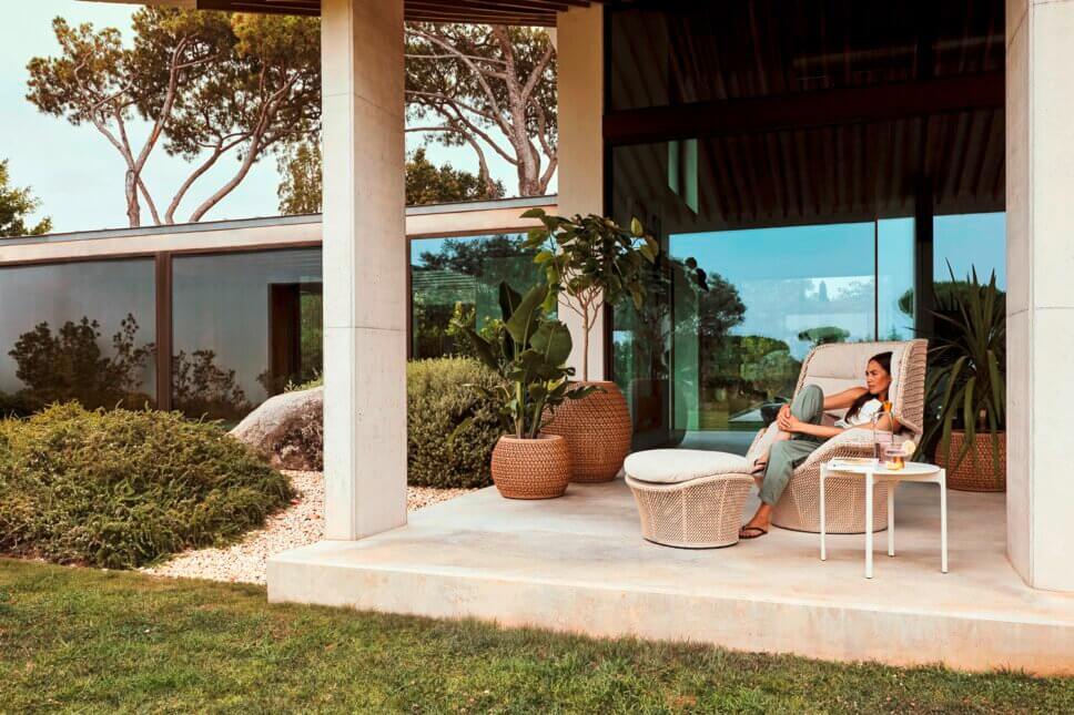 Gartenmöbel aus Geflecht auf Veranda