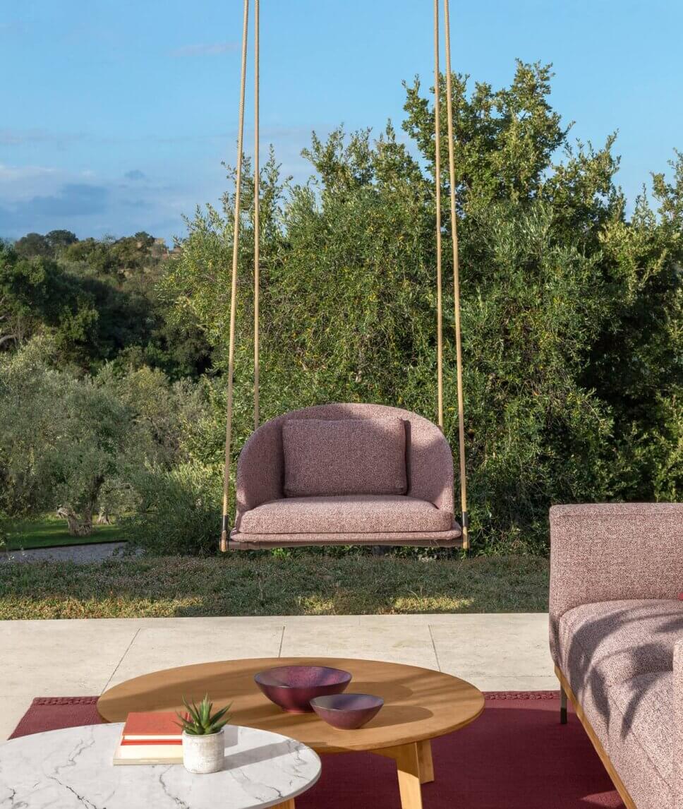 Moderner Hängesessel auf Terrasse