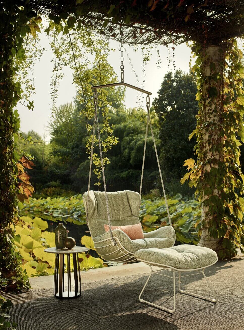 Gartenschaukel hängend auf Terrasse
