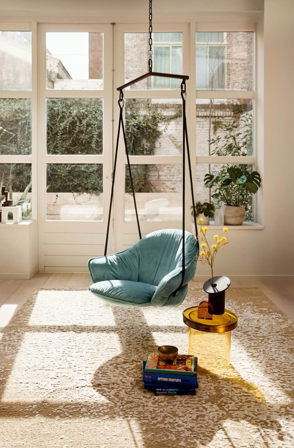 Moderner Hängesessel in Wohnzimmer