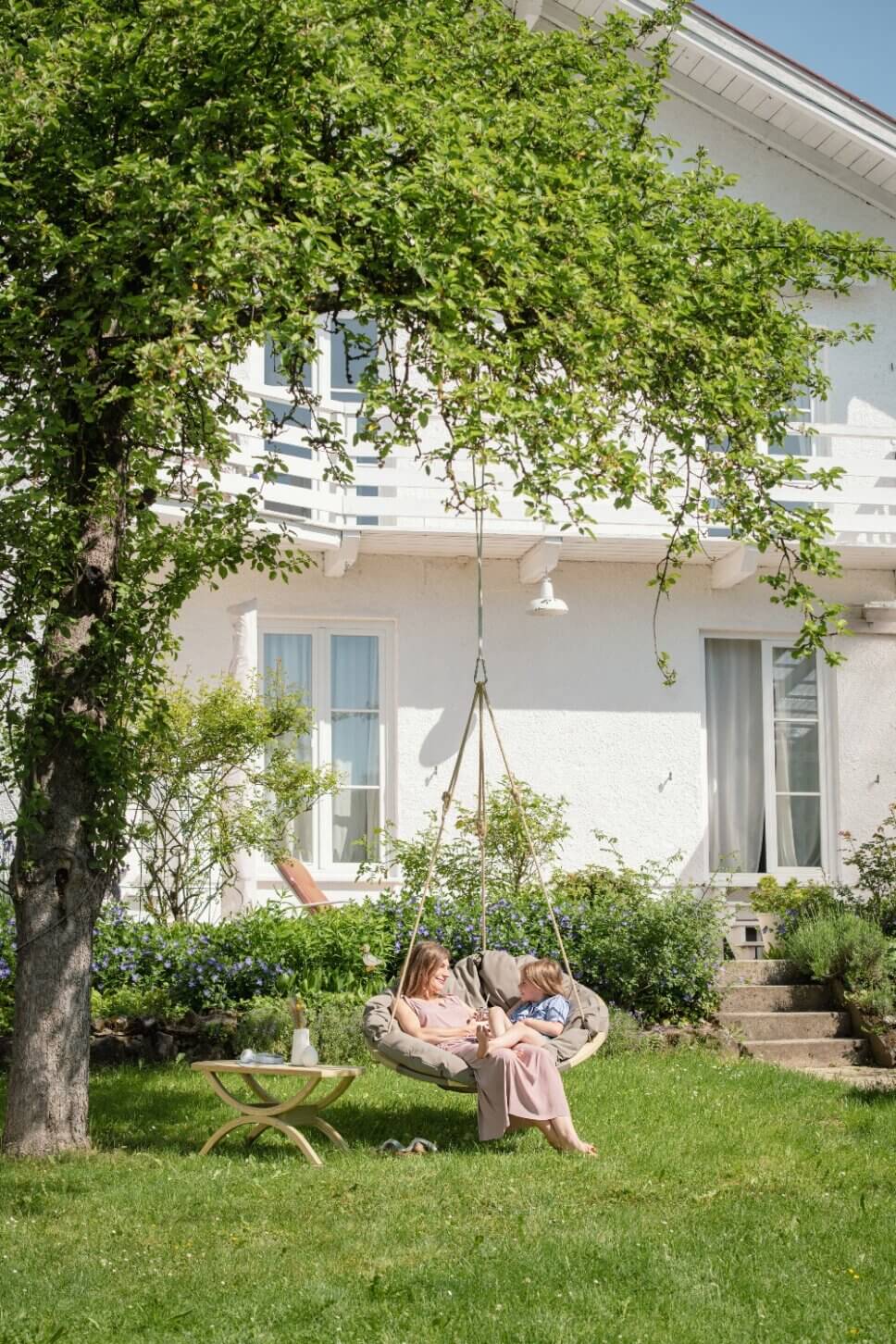 Moderner Hängesessel im Garten