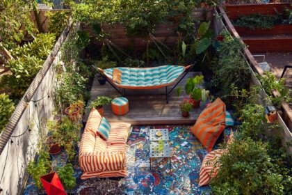 Moderne Hängematte hängt in Gestell auf Terrasse