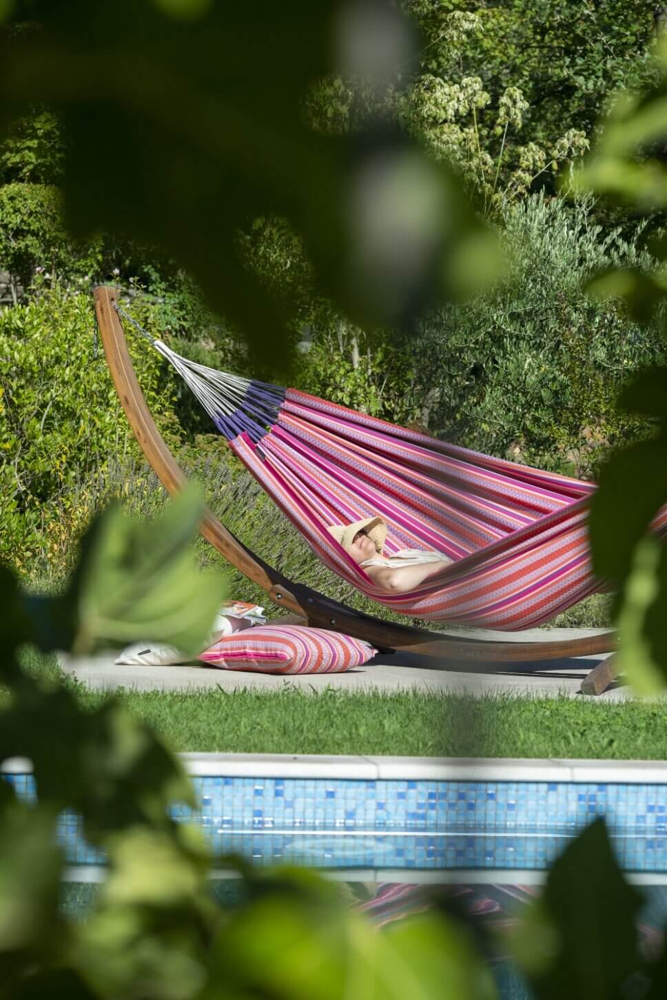 Hängematte hängt in Gestell auf Terrasse